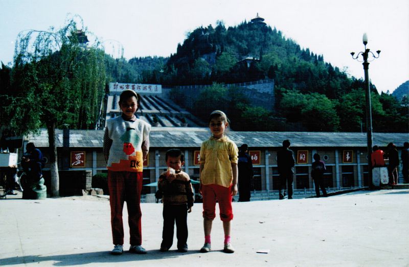 1990һǰϦ½һ֣ݻƺվǰͬѧӰ.jpg