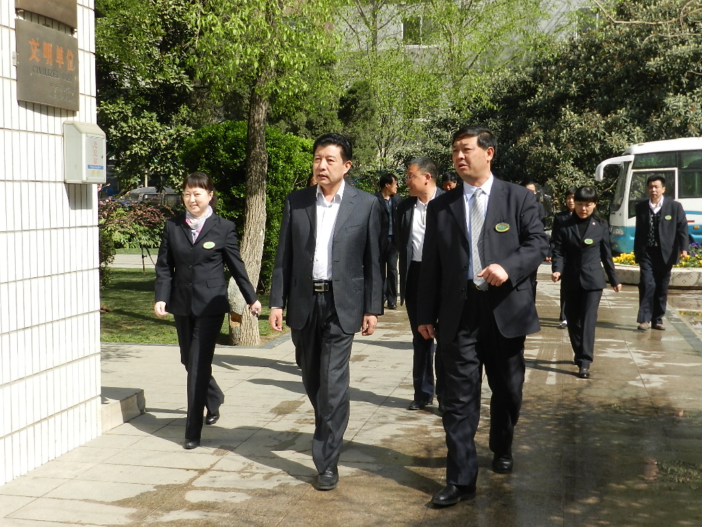 4月3日姜现钊局长检查园林绿化整治提升百日行动